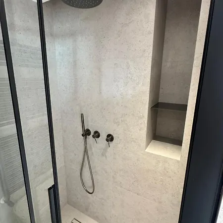 Dernier Etage Coeur Menton, Vue Parking Prive 芒通