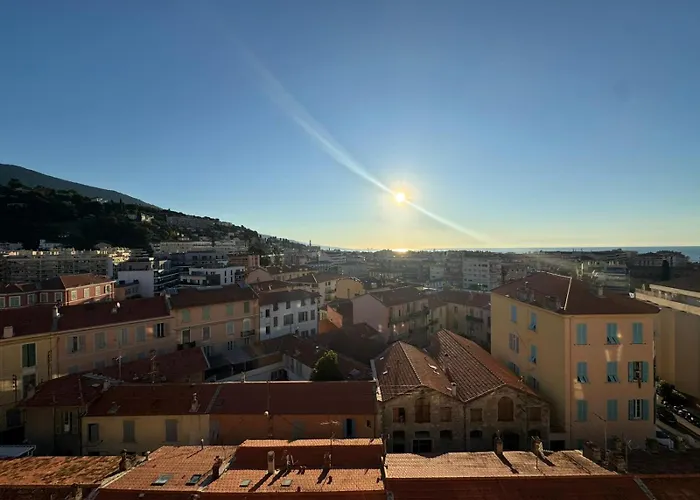 Dernier Etage Coeur Menton, Vue Parking Prive